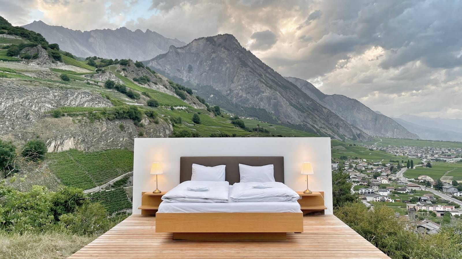 Sin paredes ni techo,  las suites de Zero Real Estate se enmarcan en medio del paisaje de la pintoresca región de Saillon en Valais. - imagen 3