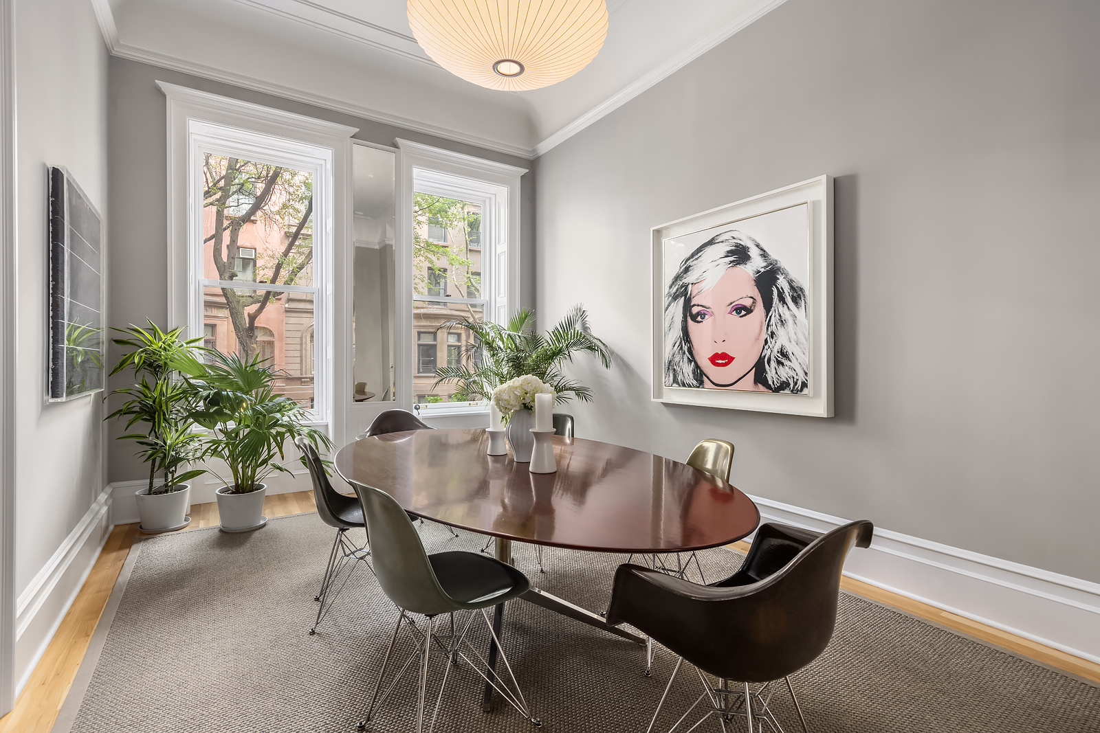 Su amplio comedor permite acomodar una gran mesa. En la pared, retrato de Debbie Harry por Andy Warhol. Fotos: Evan Joseph Photography. - imagen 3
