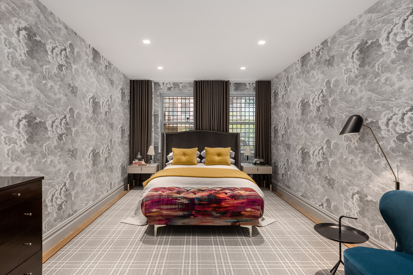 La casa ofrece dormitorios de estilos muy distintos, como este con patrones y contrastes cromáticos. Fotos: Evan Joseph Photography. - imagen 15
