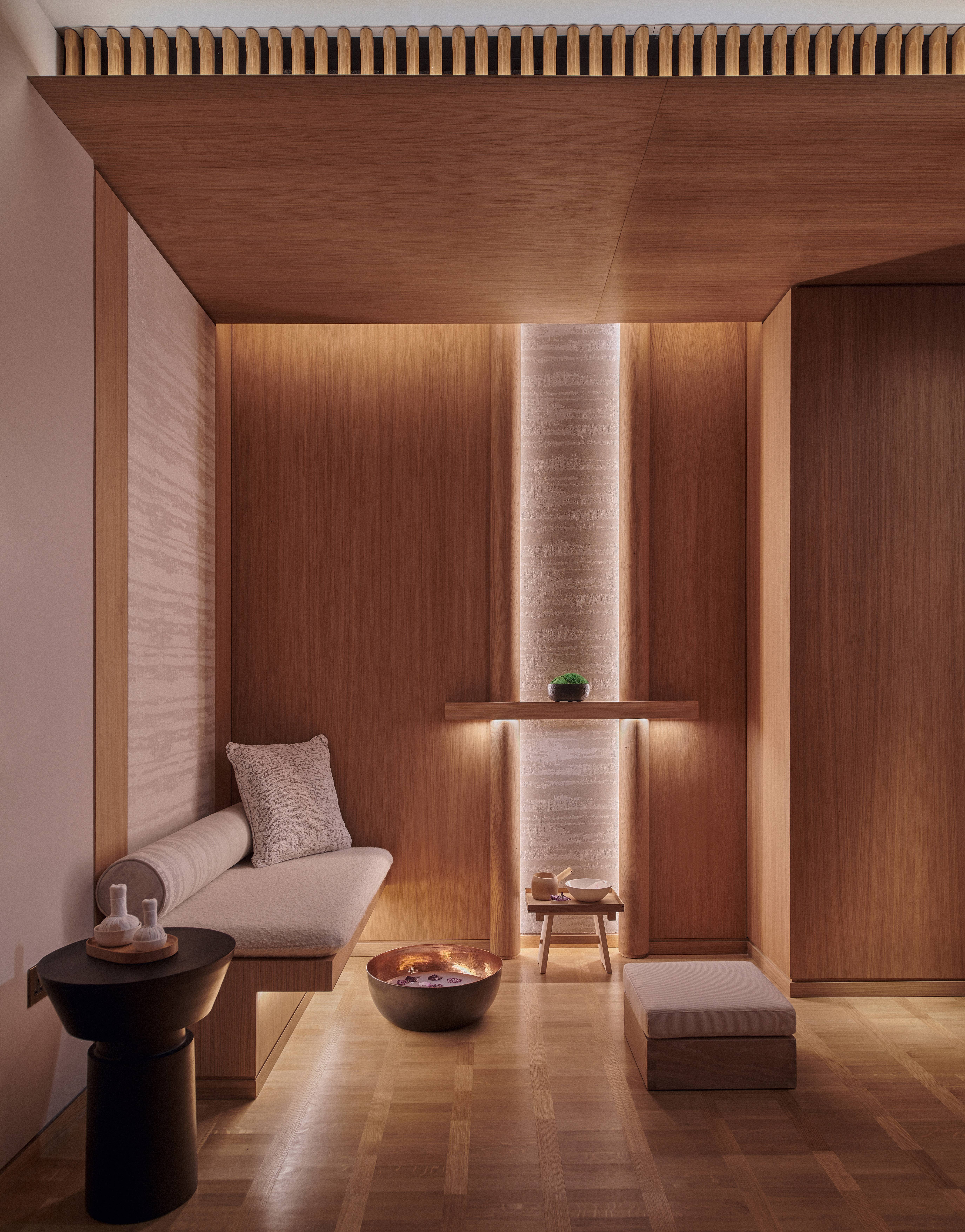El spa dispone de siete cabinas de tratamiento, de inspiración japonesa, cuyas paredes paneladas en maderas naturales contribuyen a su atmósfera relajada. - imagen 3