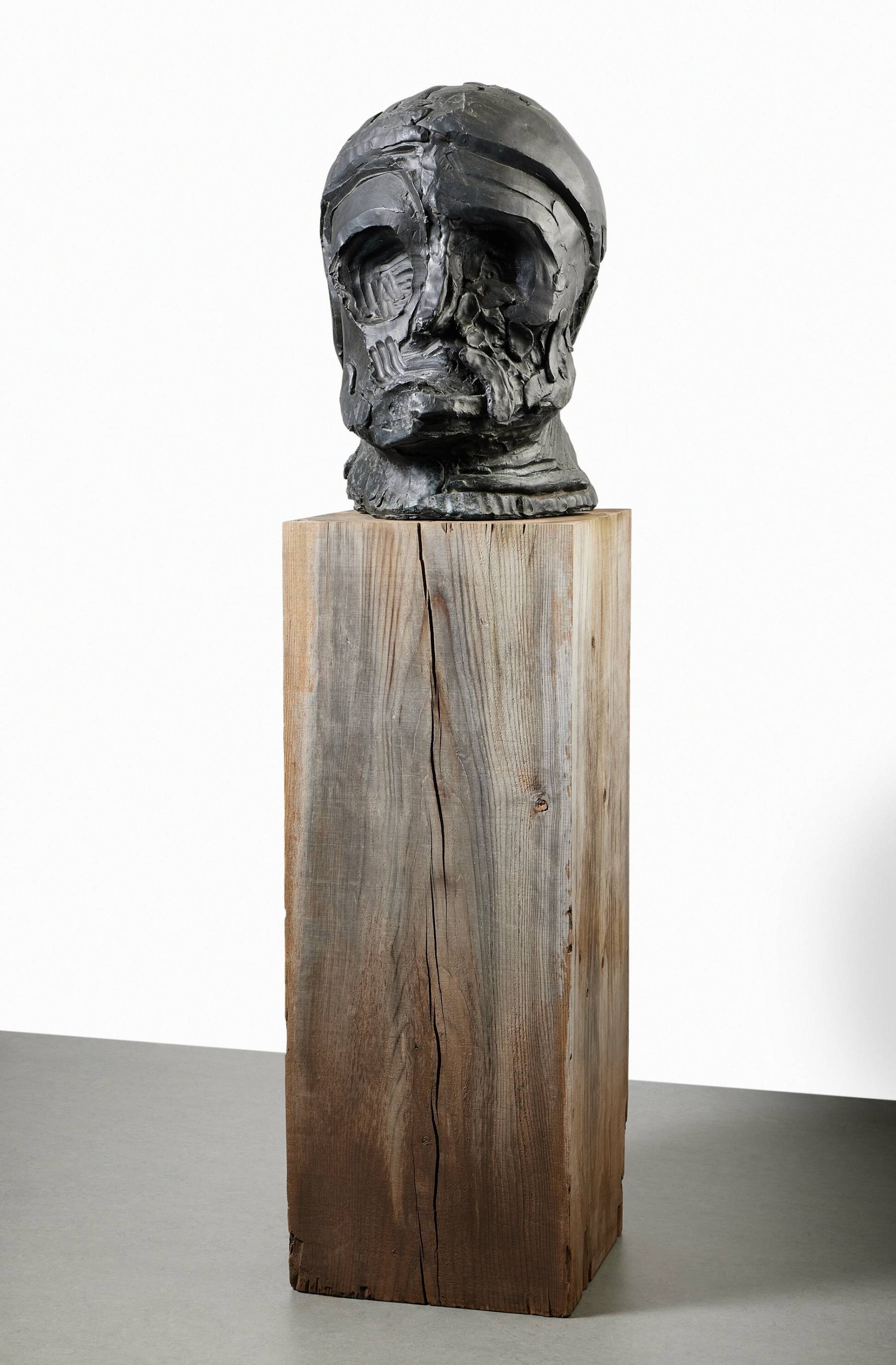 'Portrait' por Thomas Houseago (2009). Bronce y madera roja californiana - 