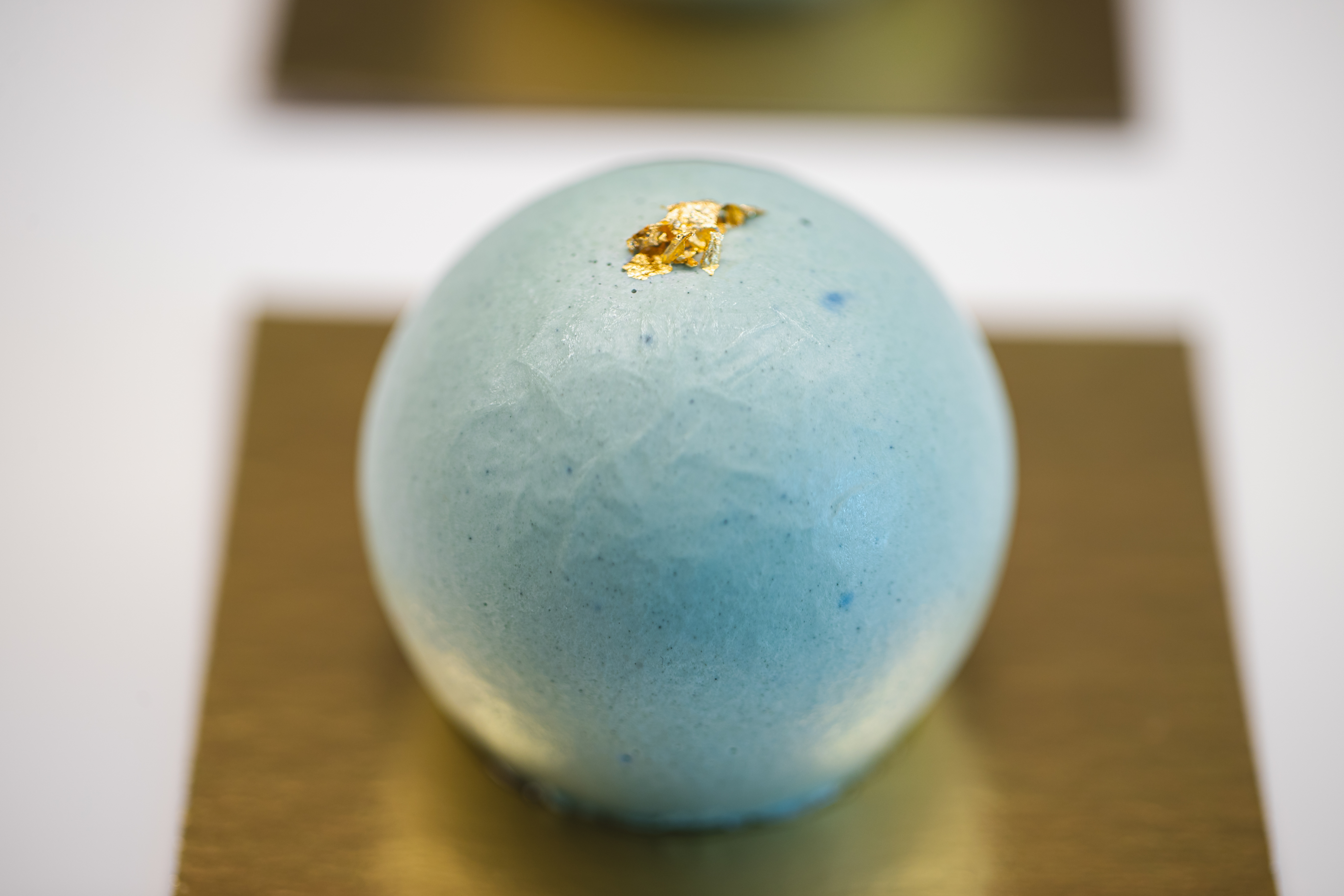 Esfera de espirulina con crema orgánica, lomo de antílope braseado y gelatina. Foto: Albert Facultad. - imagen 4