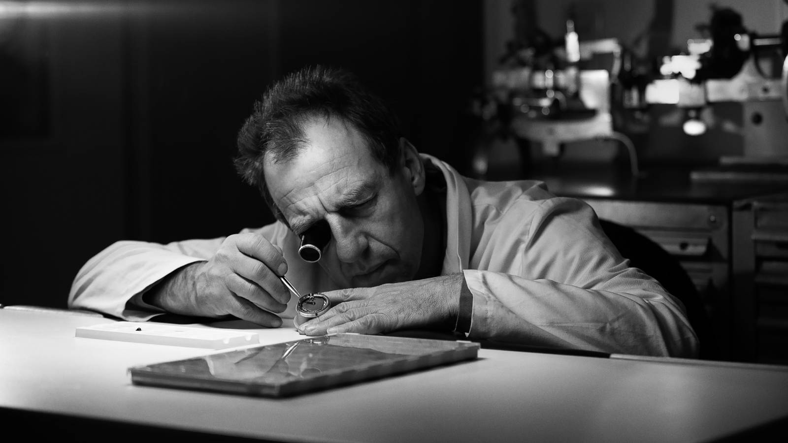 Denis Flageollet, cofundador y maestro relojero, trabajando en su taller.  - imagen 1