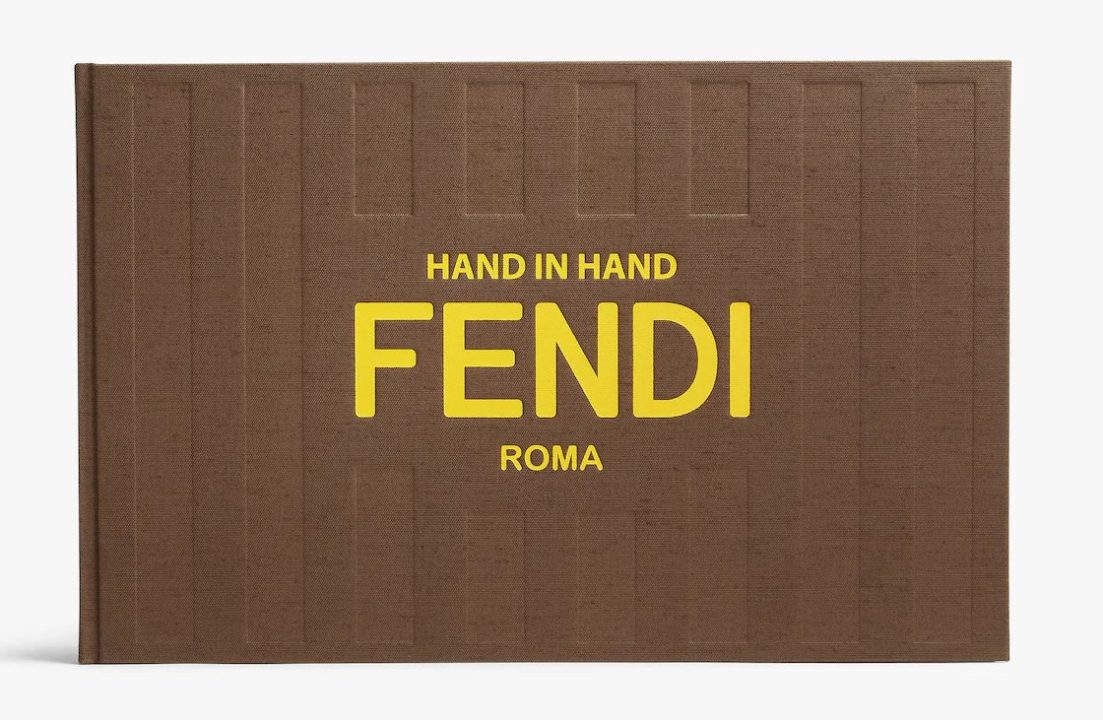 Portada del libro Hand in hand de Fendi, con fotografías de Lorenzo Vitturi.