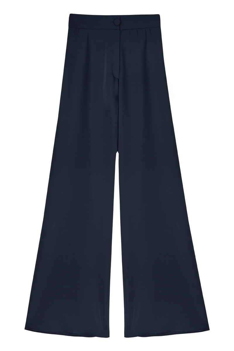 Pantalón 'Gaby Navy' confeccionado en crepe, con talle alto, cierre con botón forrado y Pernera recta. Precio: 129 euros.

 
 - imagen 8