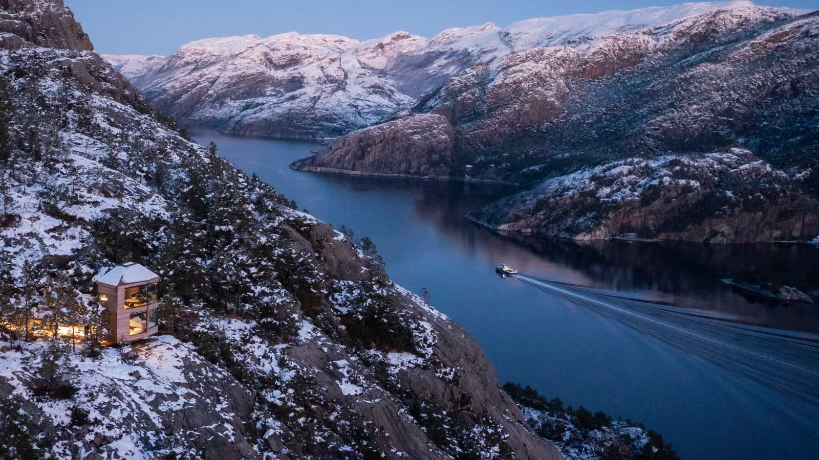 Las cabañas diseñadas por Snøhetta que componen The Bolder se asoman al fiordo de Lyse o Lysefjord en la costa occidental de Noruega. Fotografía: Henrik Moksnes / Bitmap. - imagen 1