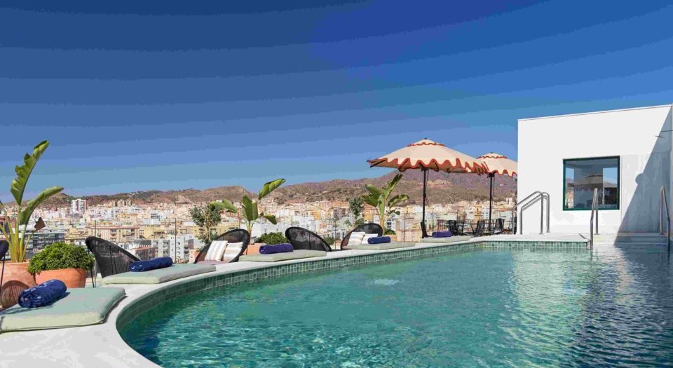La piscina o 'plunge pool' situada en el ático del hotel es ideal para darse un baño mientras se disfruta de las vistas de Málaga. Las buenas temperaturas durante todo el año y las largas horas de sol que caracterizan a esta ciudad. - imagen 2