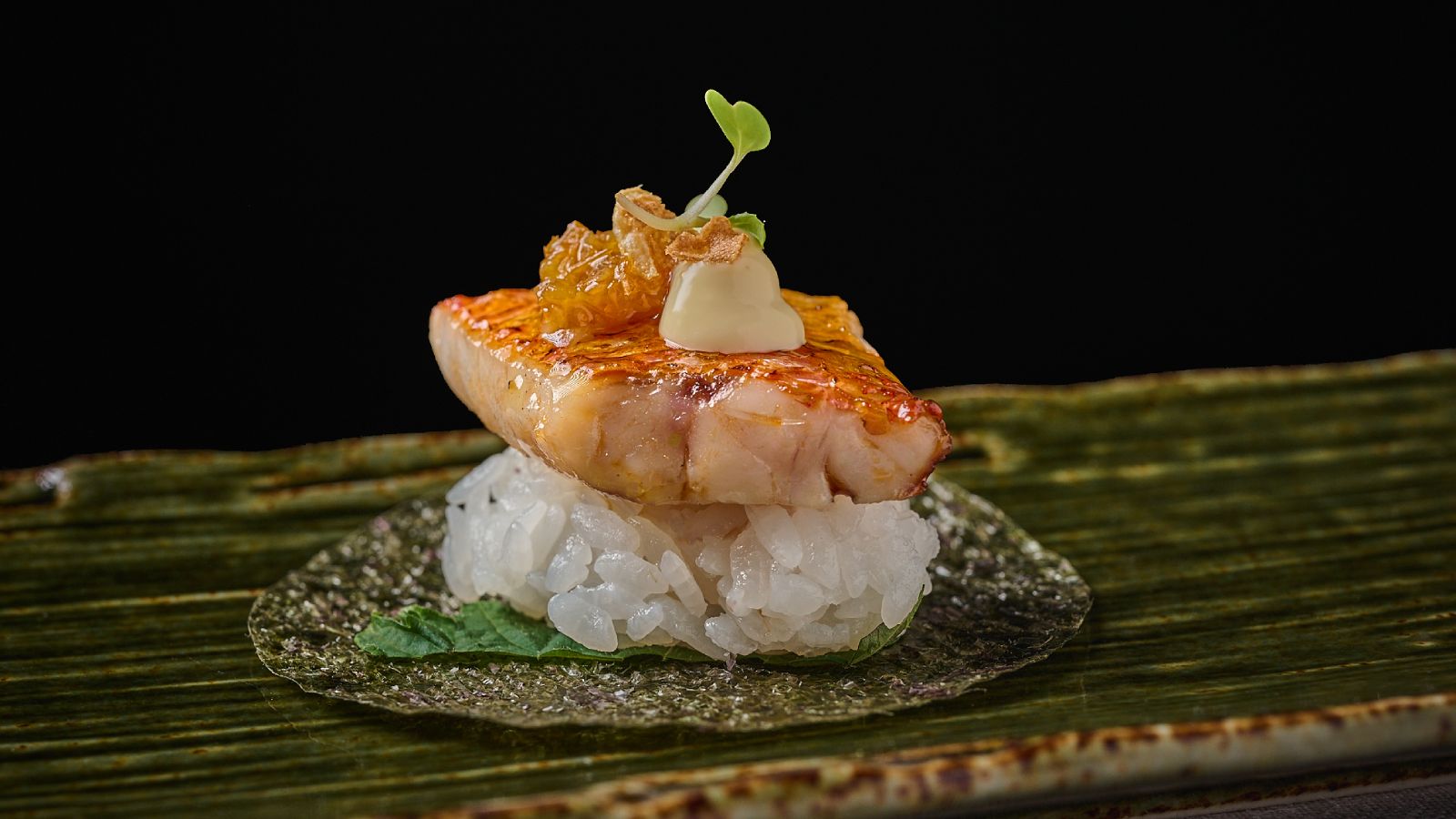 El llamado taco-sushi de salmonete. “Va asado previamente y acompañado de un aderezo de ají amarillo y wasabi fresco, además de un alioli de yuzu kosho”, explica Arévalo. Una lámina de hoja de shiso entre la oblea de alga nori y el arroz aporta frescor, matices anisados y mentolados. Como último detalle, unas láminas de ajo frito.
“Cerrar los ojos y a disfrutarlo”, recomienda.
El yuzu es una fruta originaria de China que permite innovar por su versatilidad culinaria. En el caso del ají amarillo se trata de un pimiento con un picante moderado y soportable. - imagen 4