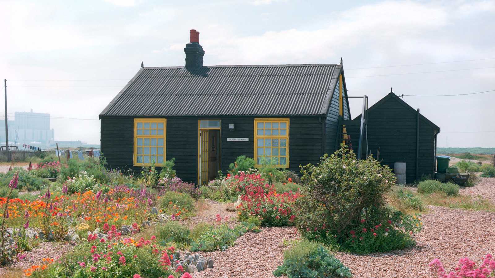 El proyecto Prospect Cottage Garden en Dungeness (Kent, Reino Unido), por el diseñador Derek Jarman. Desde 1986. Fotografía: Howard Sooley. - imagen 1