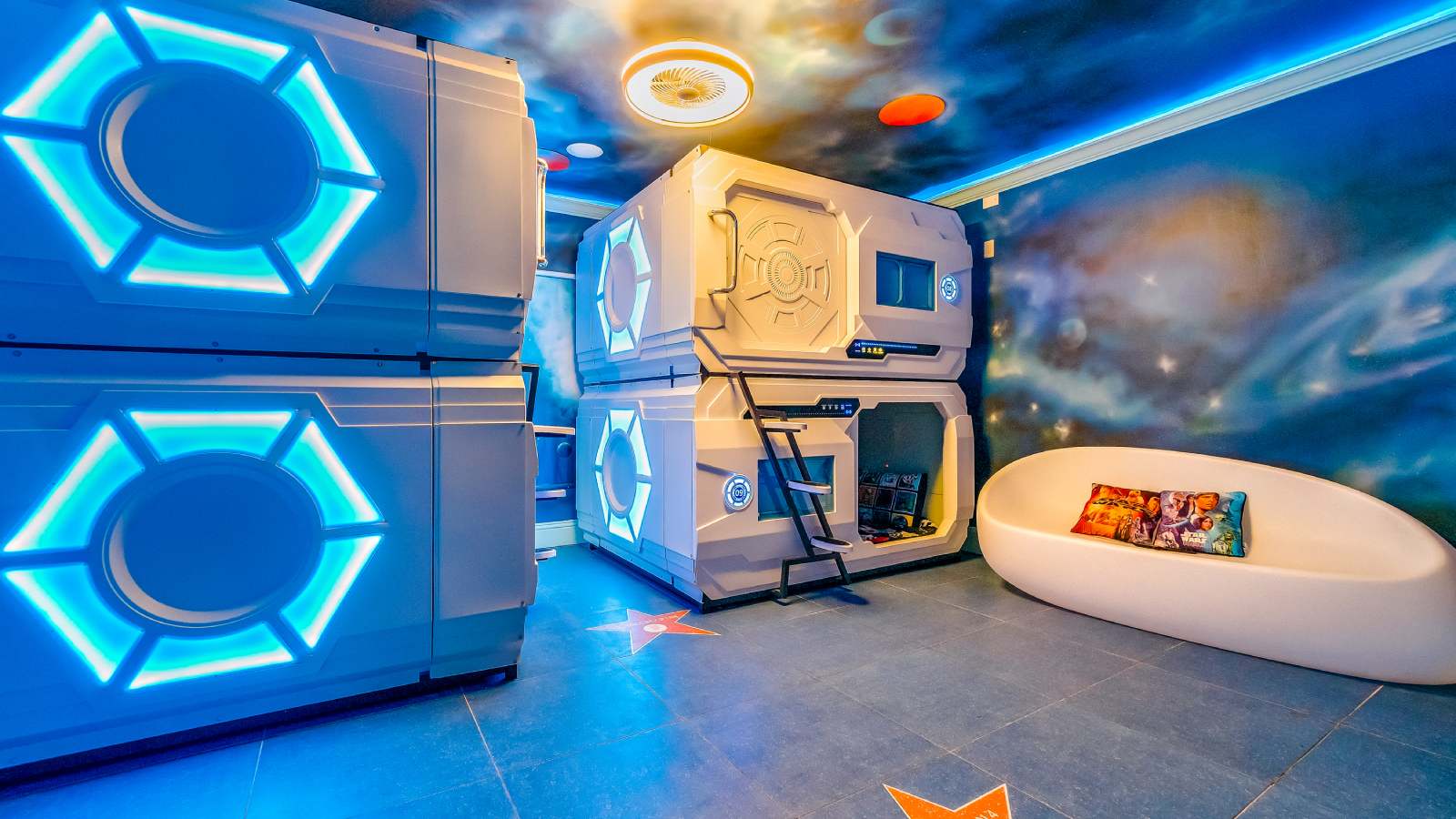 La segunda habitación para niños está decorada con elementos galácticos en honor a la saga ‘Star Wars’. Las literas se esconden en unas cabinas que parecen sacadas de una nave espacial. - imagen 7