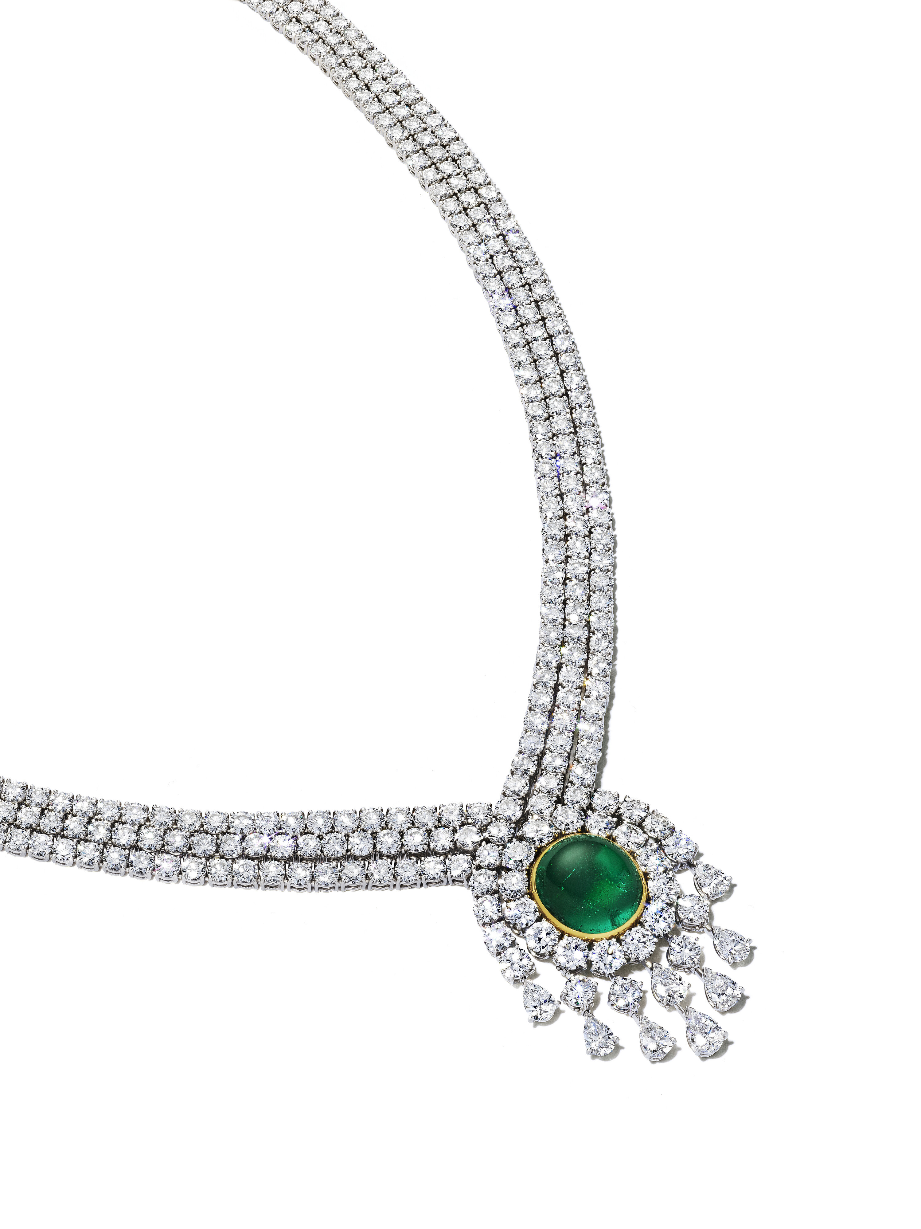 La maestría joyera de Van Cleef & Arpels se expresa con todo su poder en este collar a base de esmeraldas y diamantes con un precio de salida 200.000 a 300.000 euros. - imagen 2