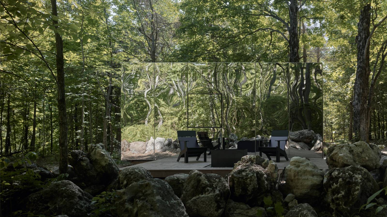 Arcana, la cabaña invisible que se funde con los árboles de Canadá