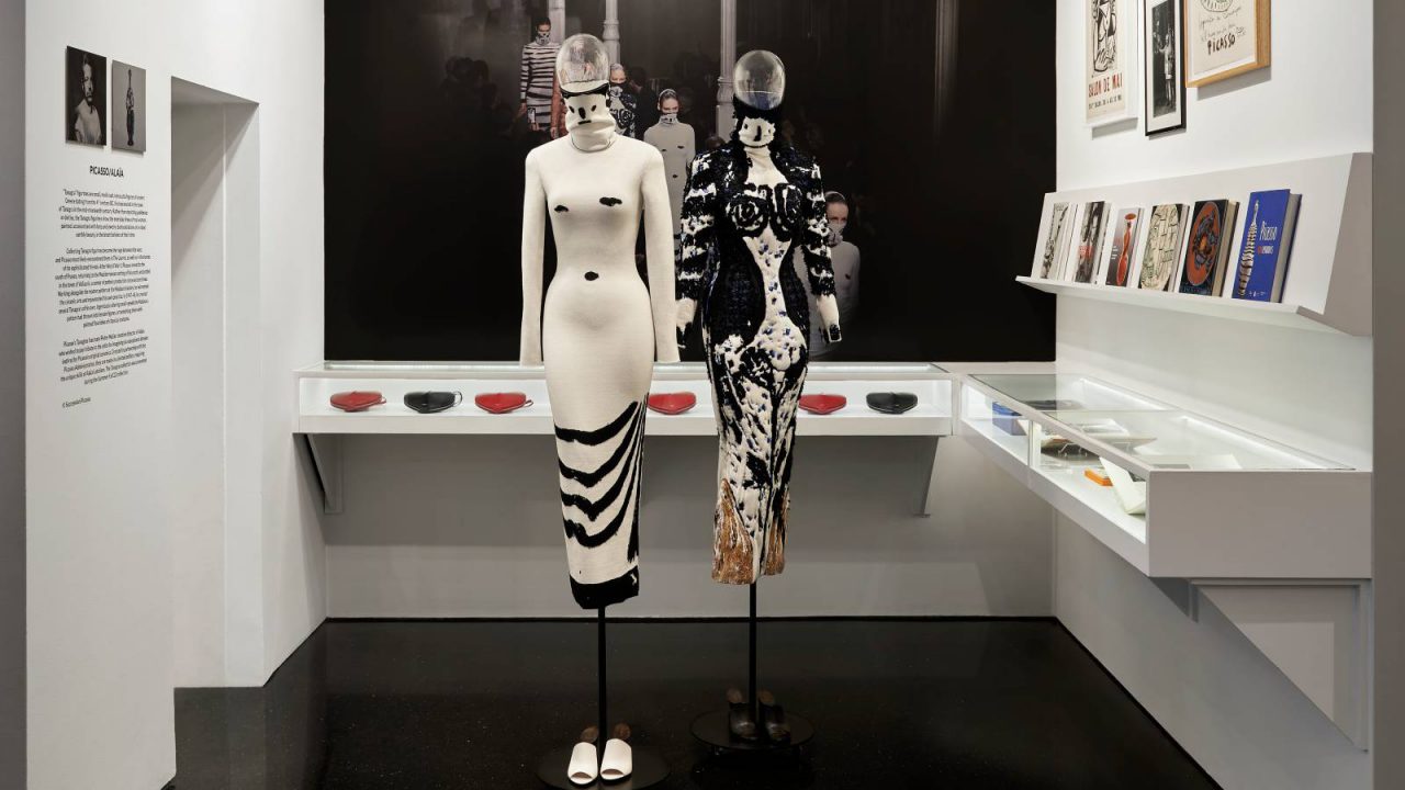 Fotos de los vestidos de Alaïa inspirados por Pablo Picasso en la tienda Gagosian de Nueva York.