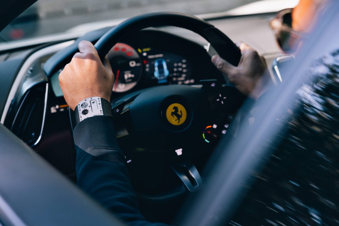 Foto del reloj de Richard Mille y Ferrari en un coche Ferrari