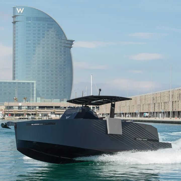 Foto del modelo D28 Formentor e-HYBRID en el mar