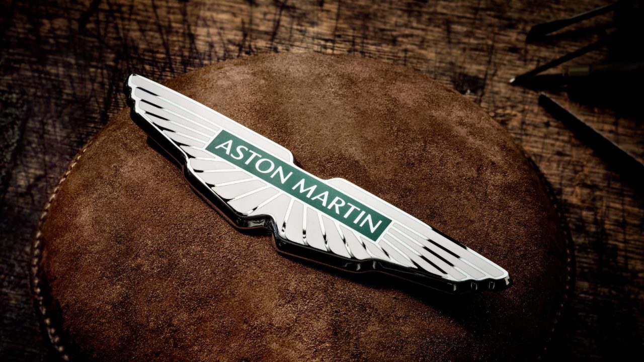 Foto del nuevo logo de Aston Martin en metal