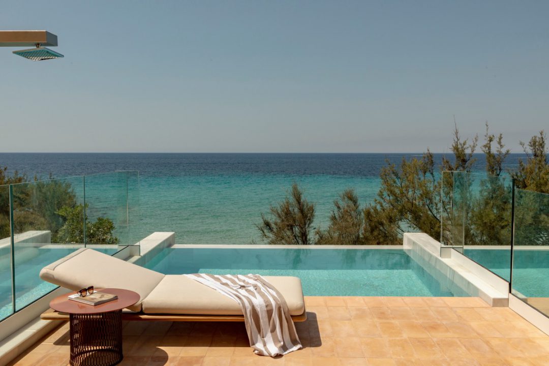 Foto de la piscina privada del hotel en Villa Le Blanc en Menorca