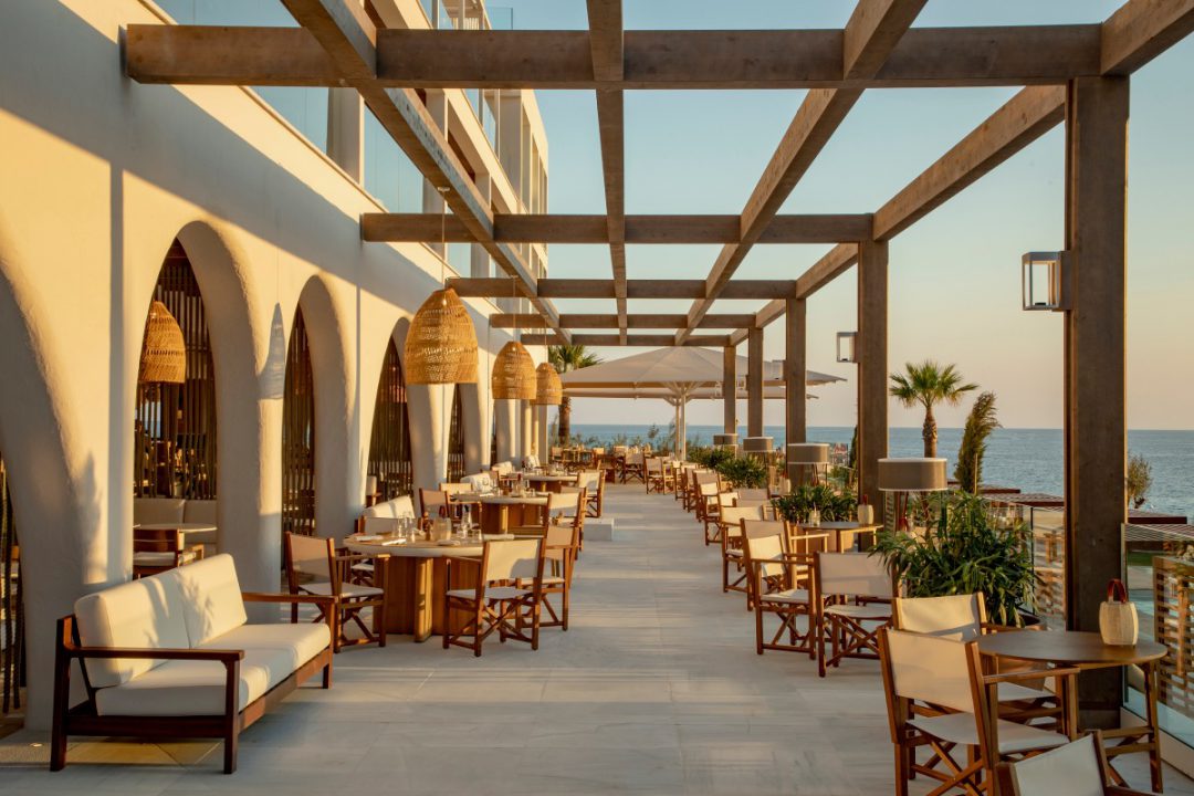 Foto de la zona de comedor exterior del hotel en Villa Le Blanc en Menorca