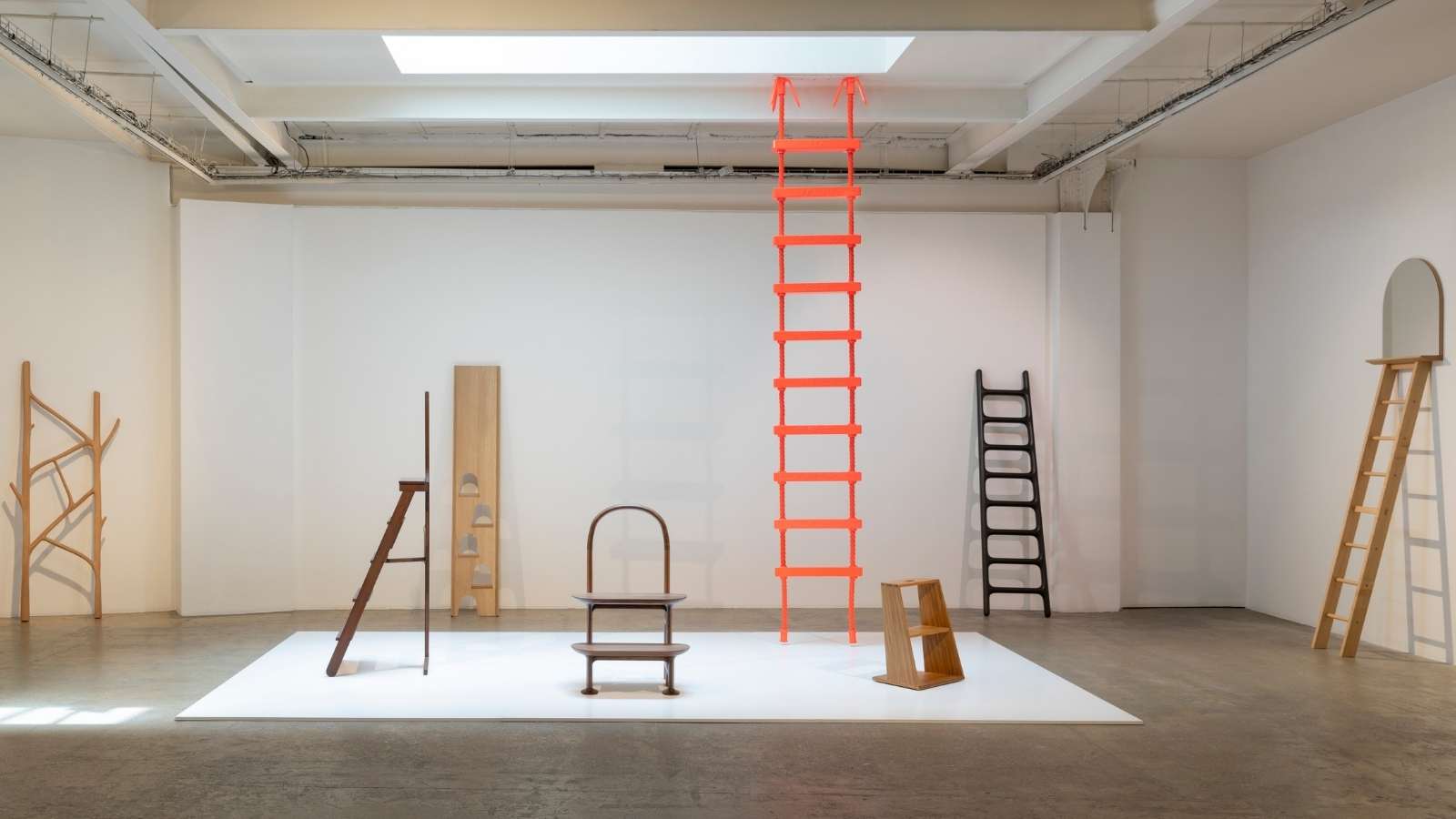 La Galerie Kreo de Londres convierte la escalera en nueva joya del mobiliario
