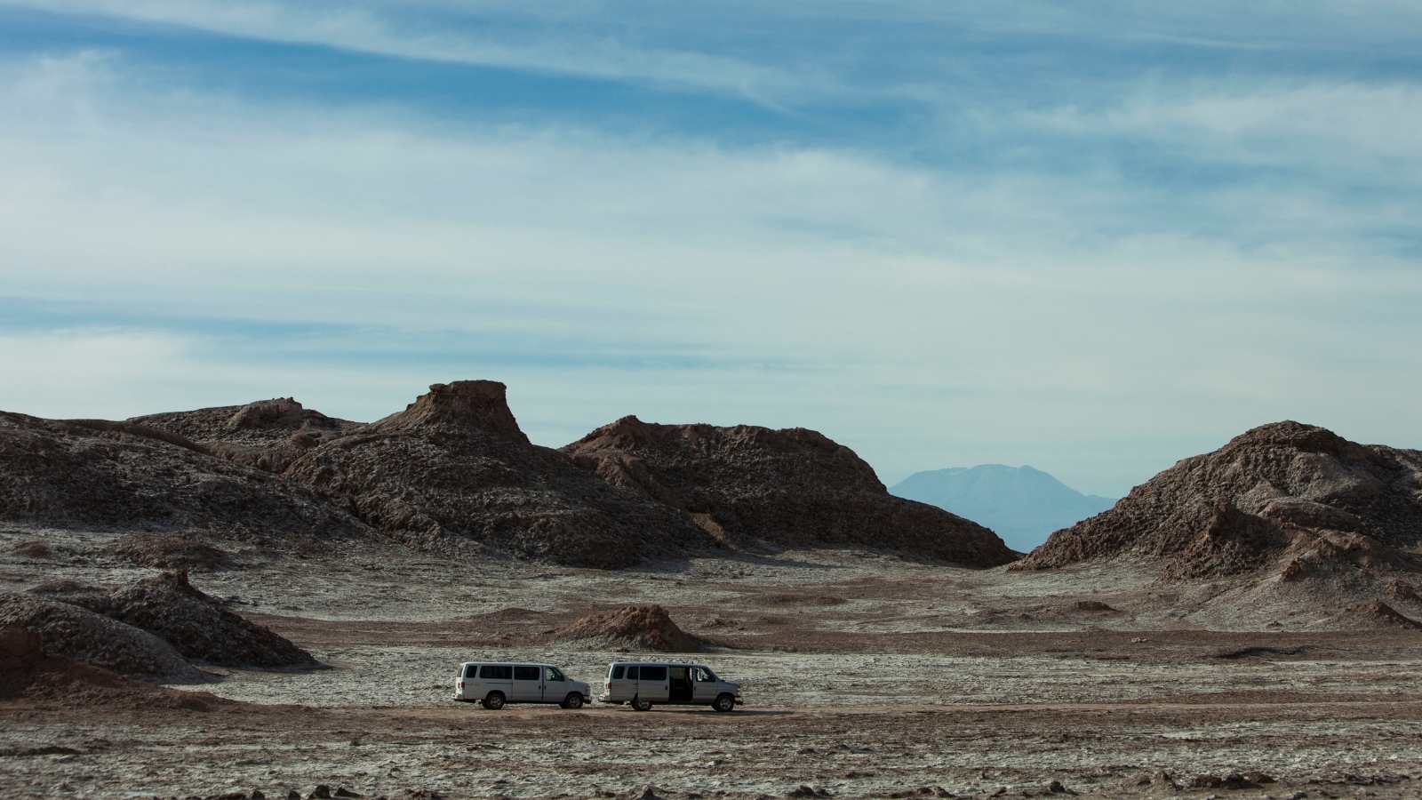 Los 4x4 se preparan para dejar a los viajeros en el Valle de la Luna, uno de los lugares más fascinantes del desierto de Atacama en Chile. - imagen 2