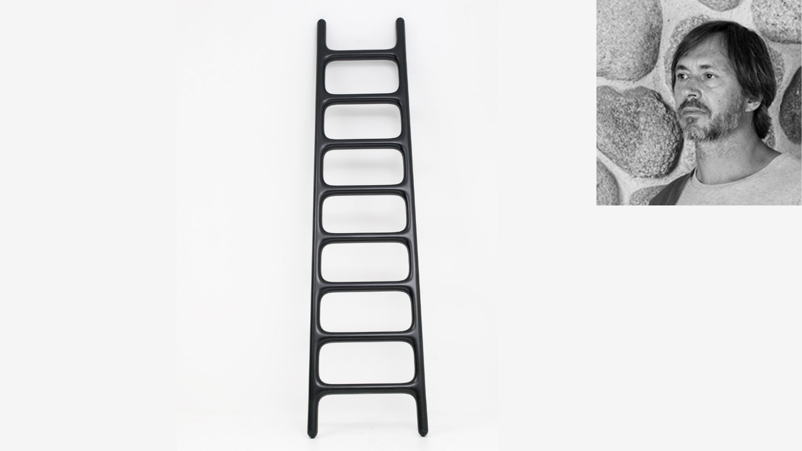 Carbon Ladder de Marc Newson. El creador australiano quiso diseñar una escalera que fuera a la vez estética, muy ligera y fácilmente transportable, a diferencia de la mayoría de modelos existentes hasta entonces en el mercado, muy voluminosos y poco manejables.
La Carbon Ladder está hecha a mano en fibra de carbono, pesa menos de 2,5 kilos y tiene una altura de 2 metros.
Sus bordes redondeados recuerdan a las formas icónicas de los diseños de Marc Newson. Edición limitada a 18 piezas (+3 pruebas de artista). Precio superior a los 50.000 euros. - imagen 3