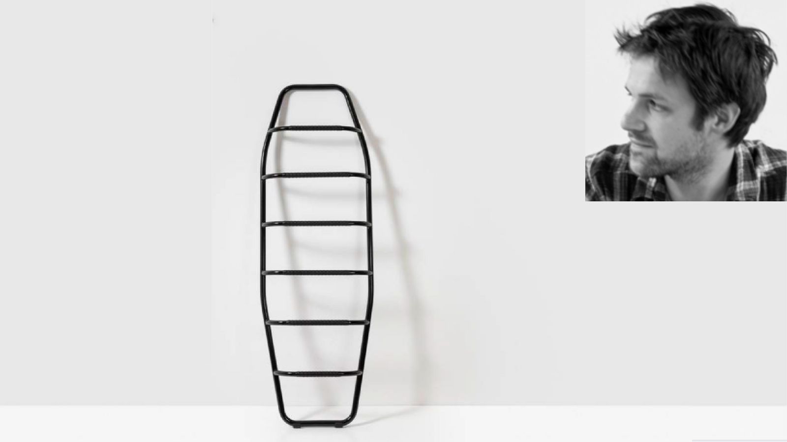 Saqquarah de Jean-Baptiste Fastrez. Con una original forma de sarcófago, esta escalera está hecha de tubo de acero con recubrimiento de polvo como una bicicleta tradicional. Sus peldaños también incluyen una cinta de manillar de cuero. Puede ser estática, colgada en la pared, o móvil y desplazable en el suelo. Edición limitada a 8 piezas (+2 pruebas de artista +2 prototipos). Precio: entre 10.000 y 16.000 euros. - imagen 1