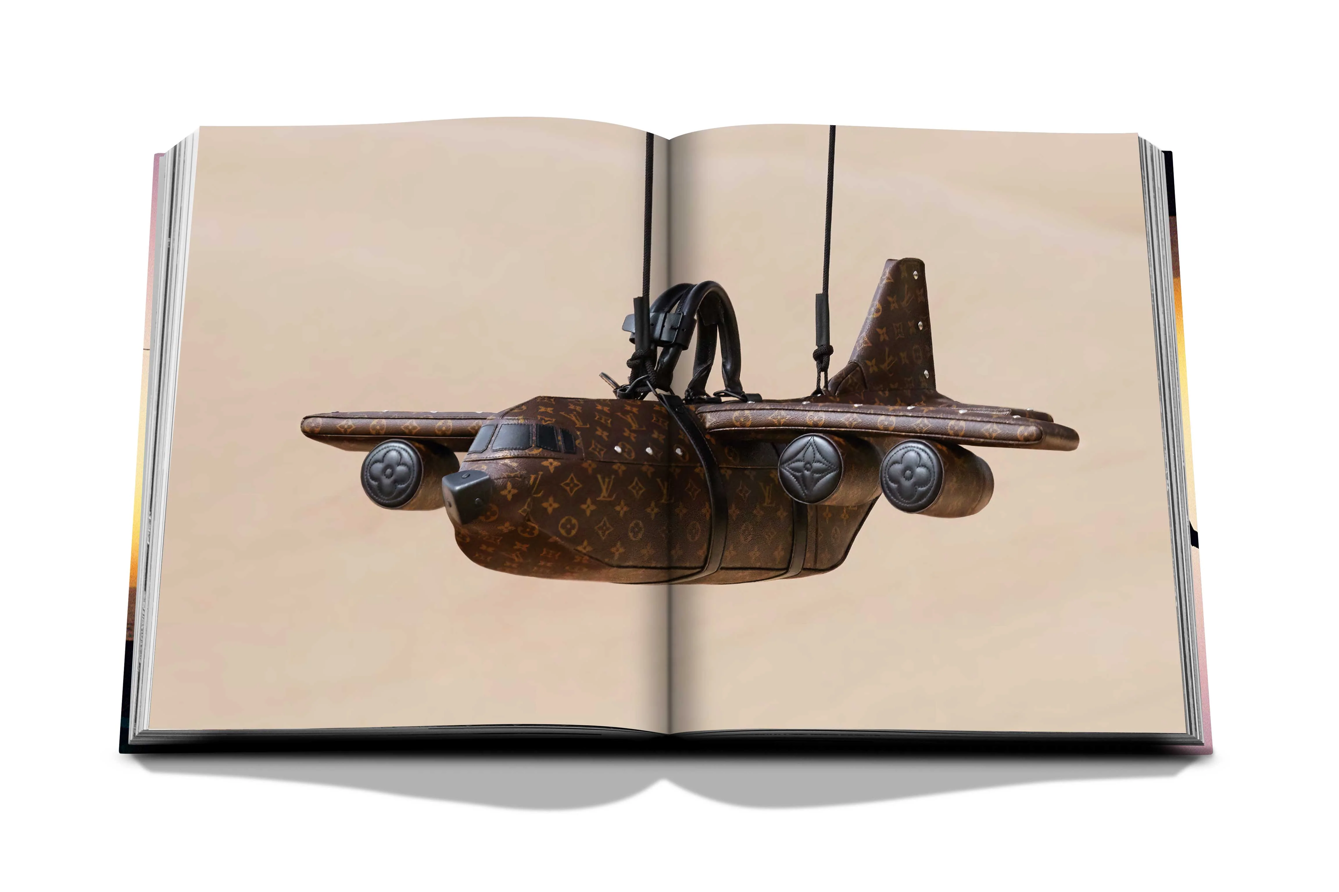 La icónica marroquinería de LV fue reinterpretada por el creador americano. El bolso-avión, perteneciente a la colección Turista vs. Purista, presentada para la temporada otoño/invierno de 2021, es uno de sus mejores ejemplos. Estaba valorado en 30.000 euros.
 - imagen 5