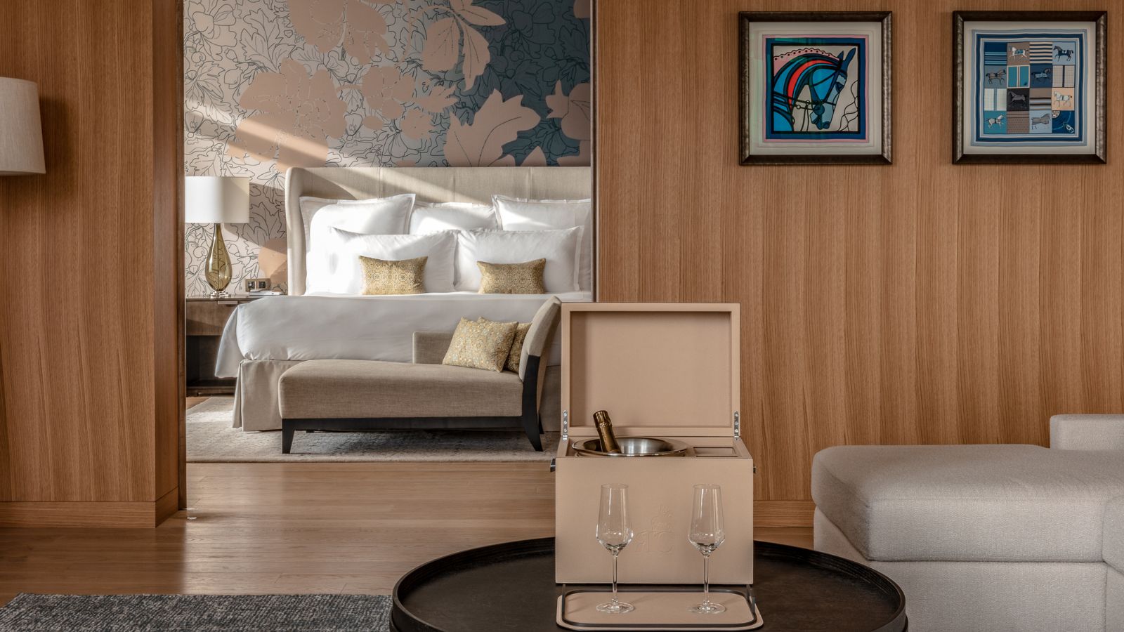 Suite Josephine, alojamiento estrella del hotel Royal Champagne, con una preciosa marquetería, arte contemporáneo en estilo sobrio y una paleta simple de colores.
 - imagen 2