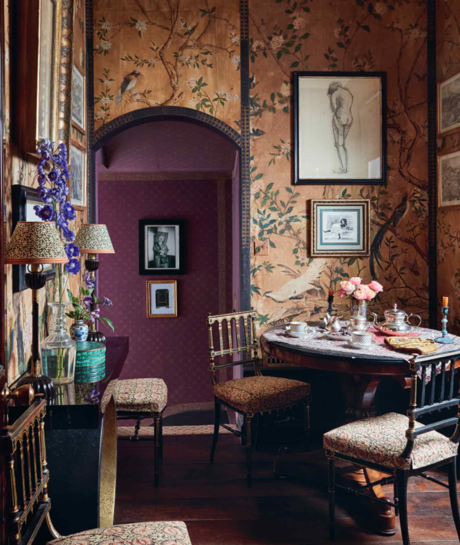 La sala de estar de Laura Sartori Rimini en Londres, su segunda residencia. Con un respeto absoluto por la historia del arte, esta diseñadora recurre a alfombras persas, jarrones chinos, acuarelas japonesas y tejidos indios. 