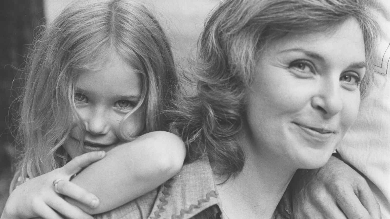 Joanne Woodward y su hija Clea Newman, la pequeña del segundo matrimonio del actor. - imagen 7