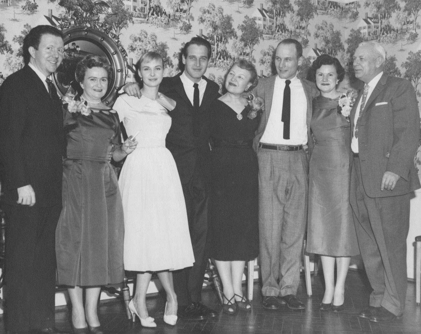 Paul Newman y Joanne Woodward acompañados de sus familias el día de su boda. - imagen 3