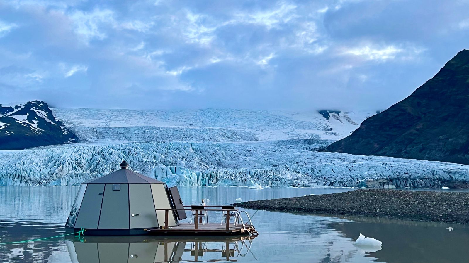 Una habitación con vistas al mayor glaciar de Europa