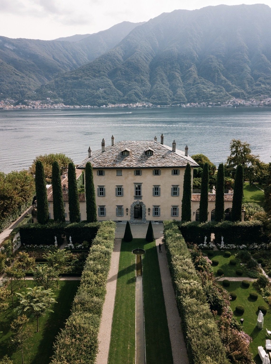 Exterior de la Casa Gucci, con vista aérea del lago Como.  - imagen 1
