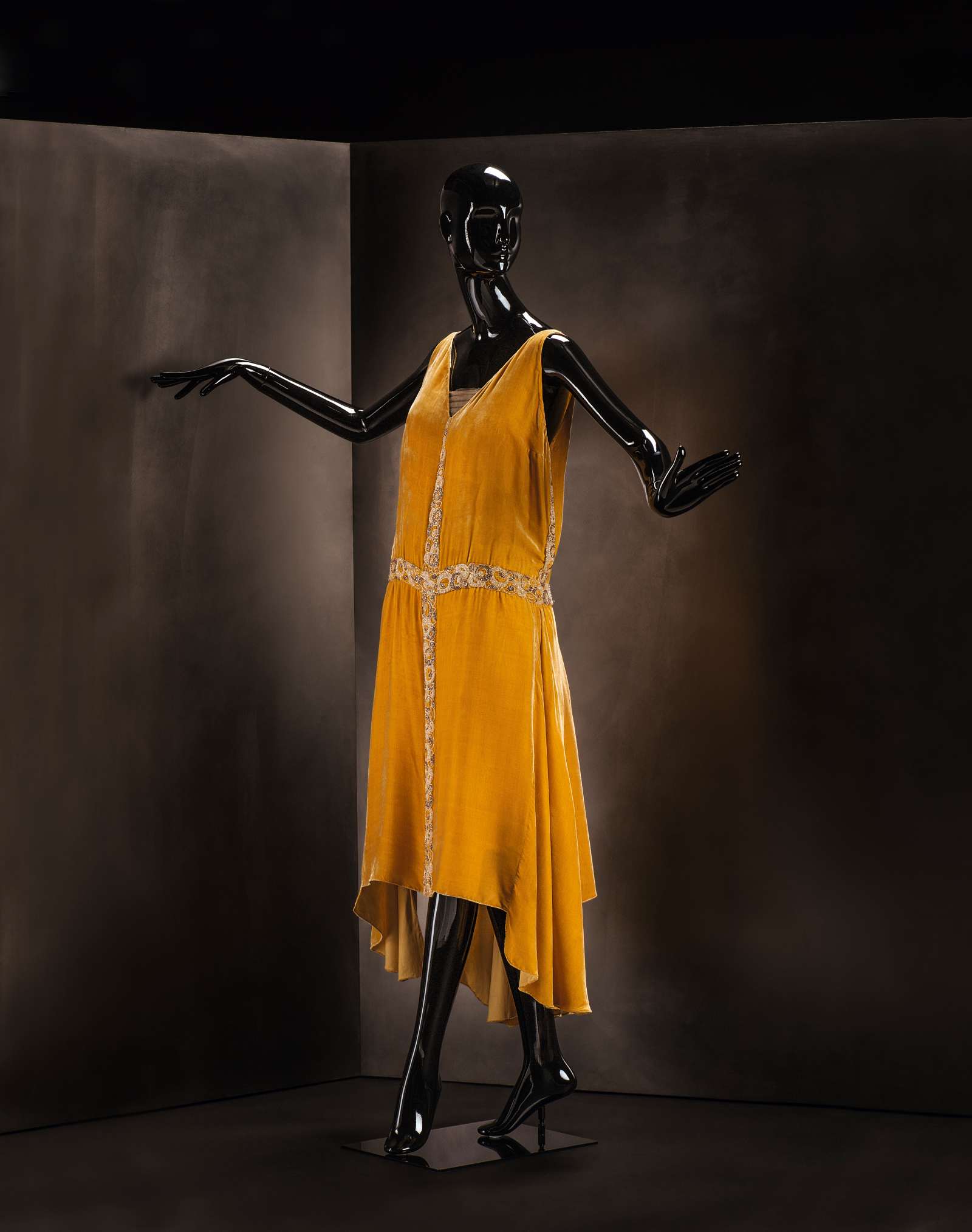 Gabrielle Chanel. Vestido de noche, 1927-1928. Terciopelo. Colección Martin Kramer Suiza. - imagen 5