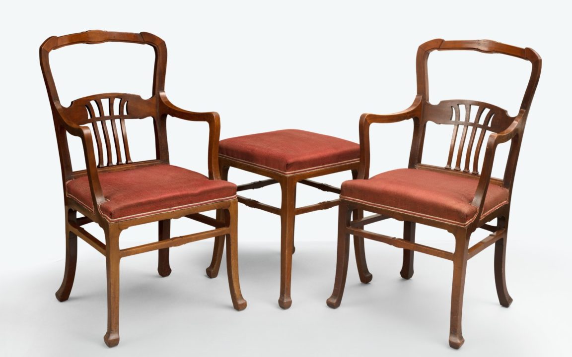 Taburete y sillas de Victor Horta. De la galería ‘Thomas Deprez Fine Art’.