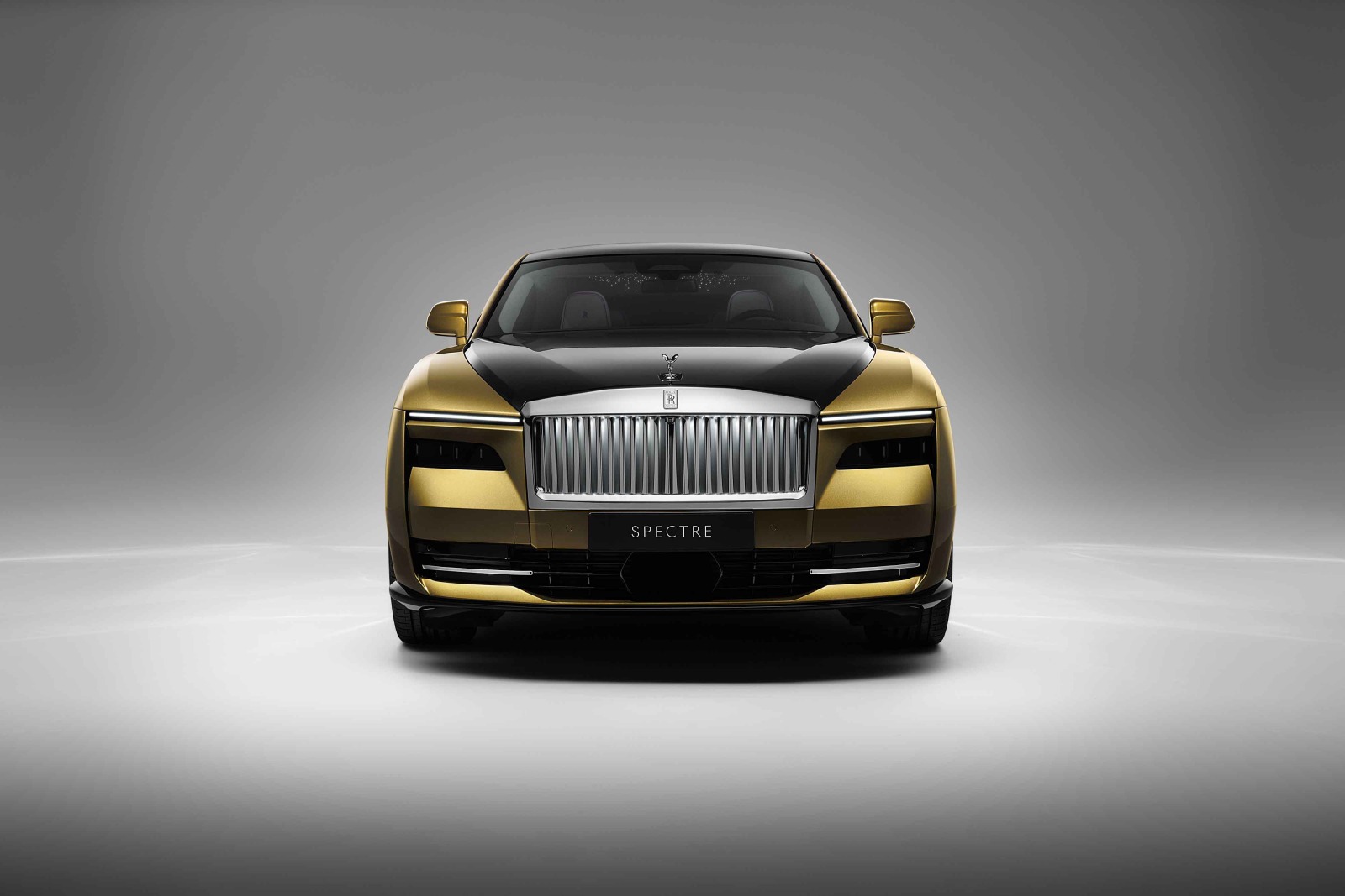 Presenta un capó largo y una línea de techo elegante, característica constante en todos los vehículos de Rolls Royce. - imagen 3