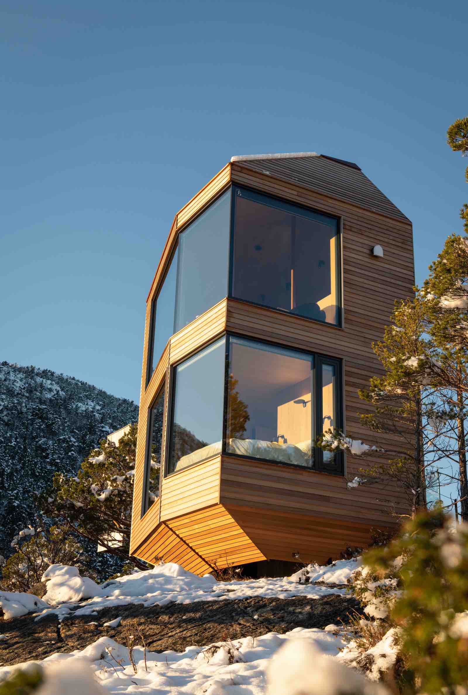 Cubo de dos pisos envuelto en madera de cedro canadiense con grandes ventanales que permiten la entrada de luz natural. Fotografía: Elin Engelsvoll /The Bolder. - imagen 2