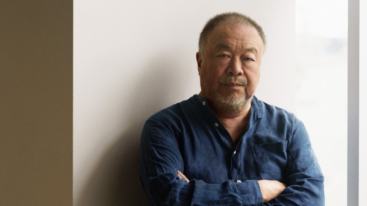 Foto  Ai Weiwei posa en el Design Museum de Londres