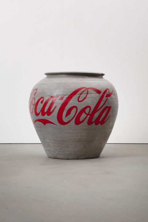 Foto Urna de la dinastía Han con el logotipo de Coca-Cola.