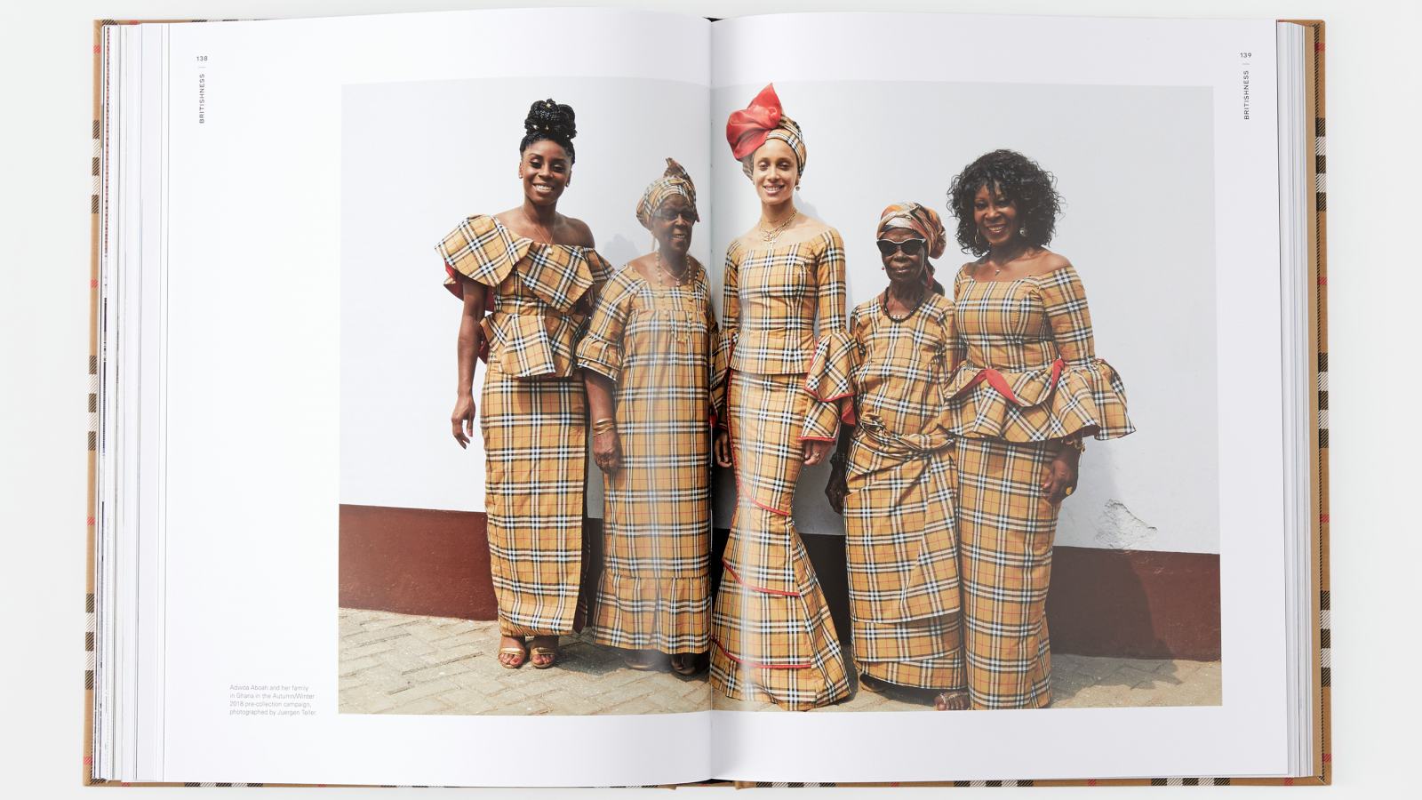 La modelo británica Adwoa Aboah y su familia posa durante la campaña de la colección otoño/invierno 2018. Fotografiadas por Juergen Teller en Ghana. Páginas 138 y 139. - imagen 5