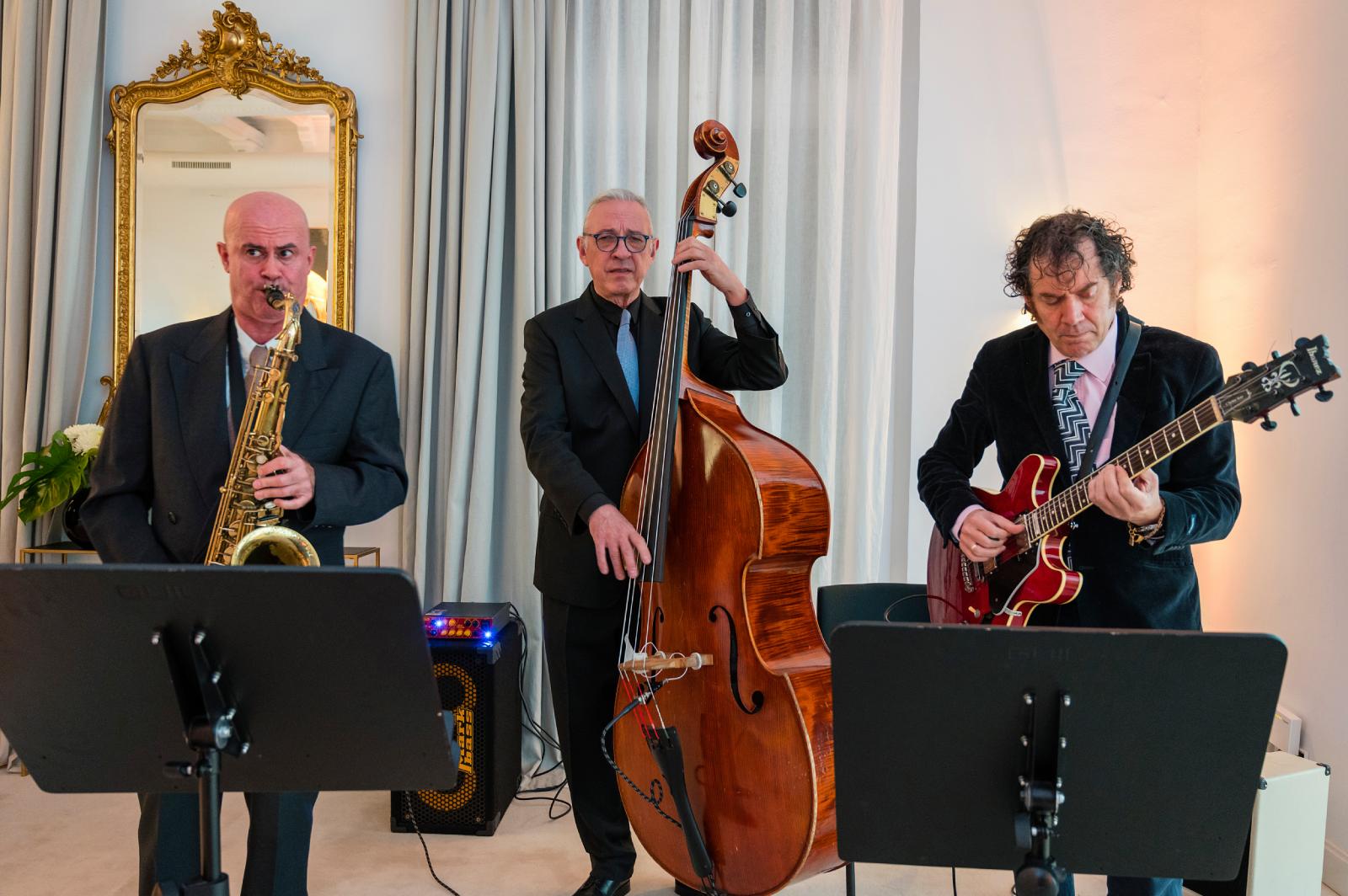 El grupo de jazz que amenizó el cóctel:
Alejandro Pérez (saxofón), Chema Saiz (guitarra) y Richie Ferrer (contrabajo).

 - imagen 15