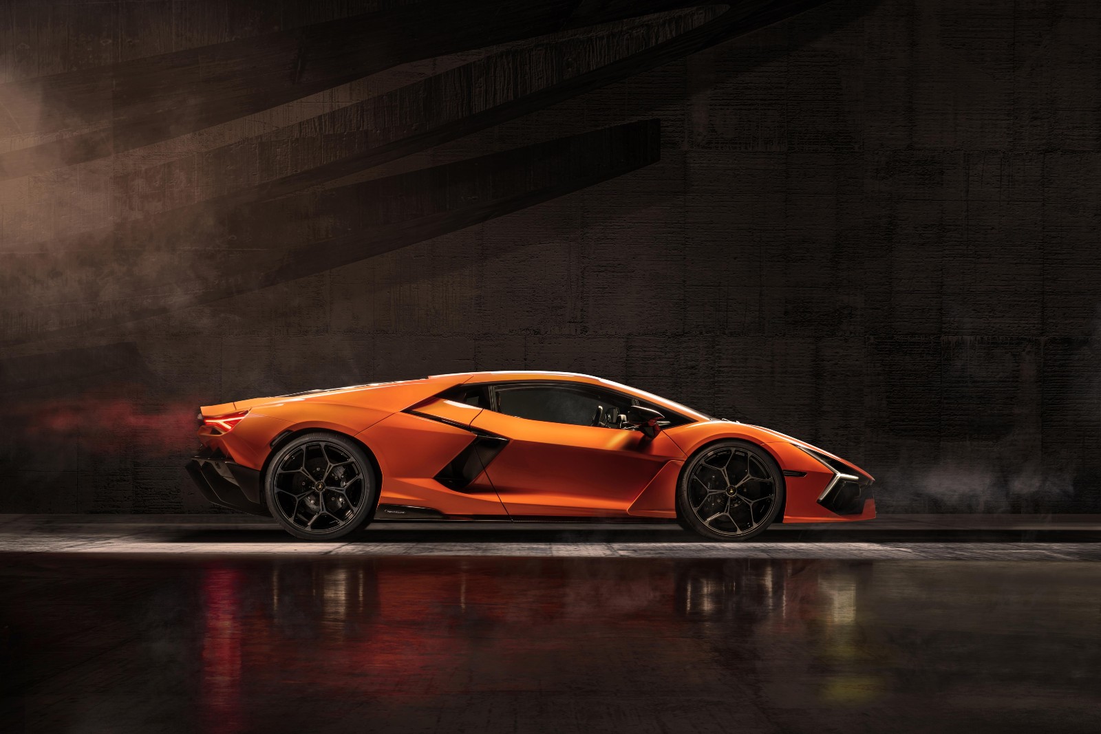 Lamborghini desvela su primer híbrido, llamado Revuelto