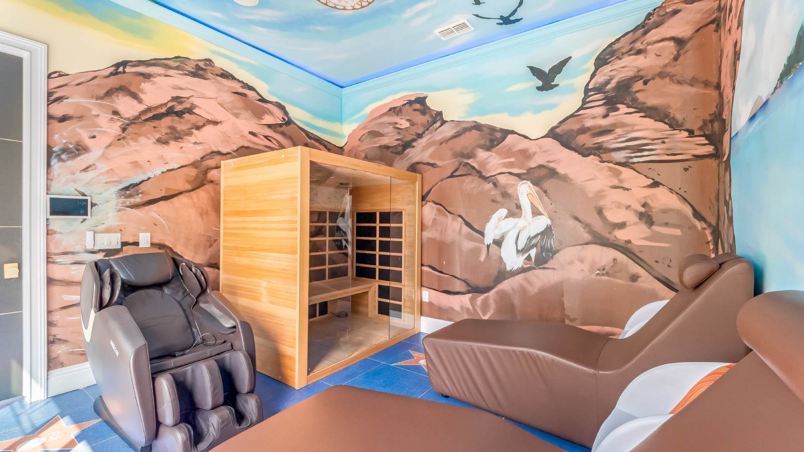 Esta sala incorpora sillones de masajes y cuenta también con una pequeña sauna de madera con puerta transparente. - imagen 11