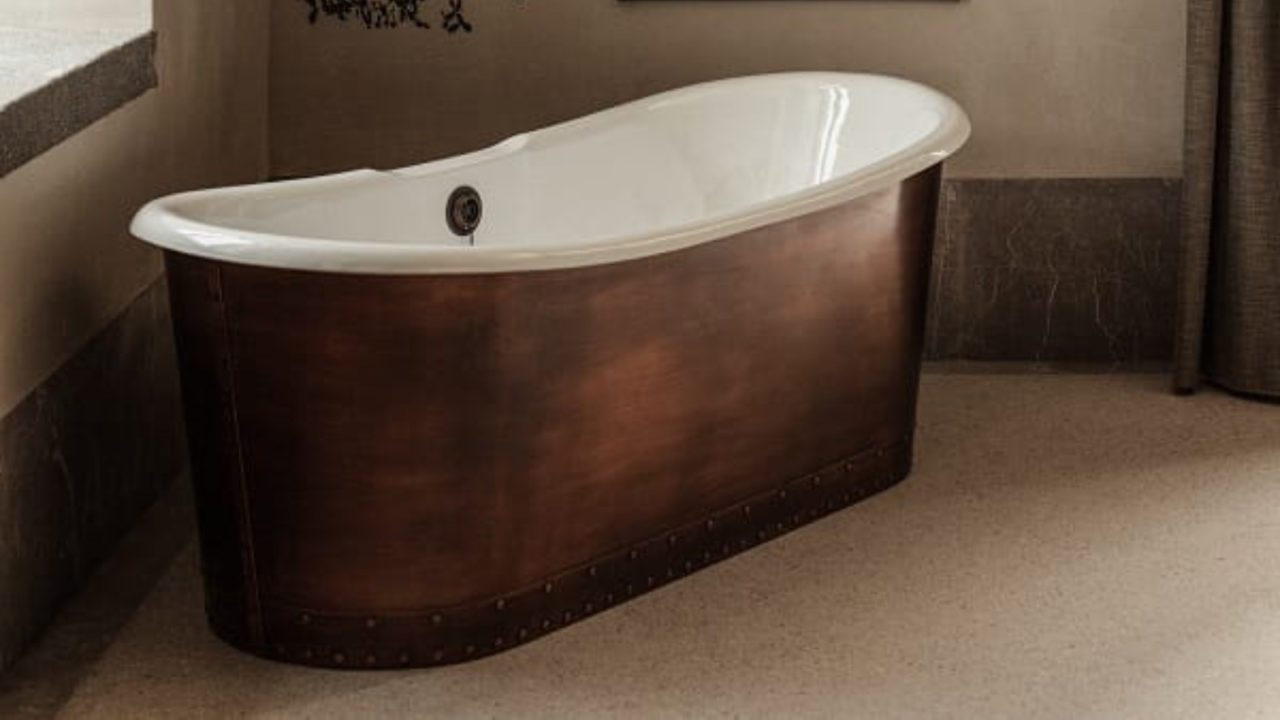 Una exclusiva bañera de bronce preside la zona de relax de la suite principal
