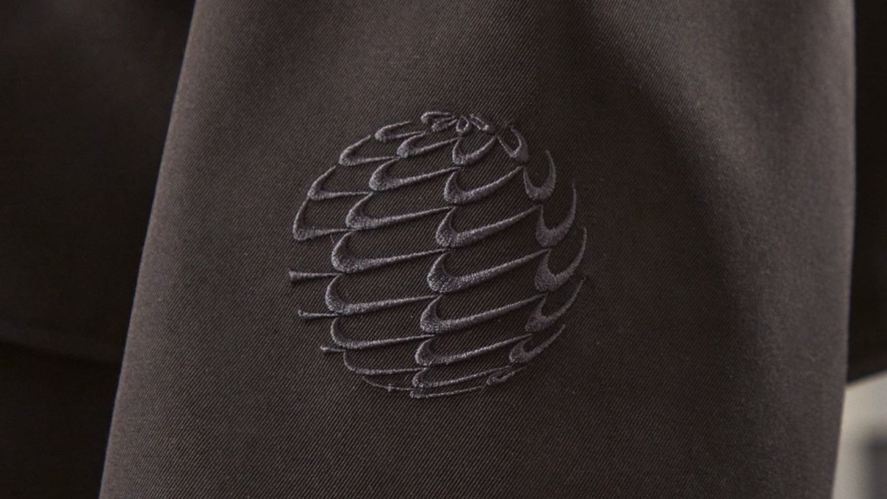 Símbolo de Nike en colaboración con Martine Rose, un nuevo diseño esférico que aúna las dos sensibilidades. 