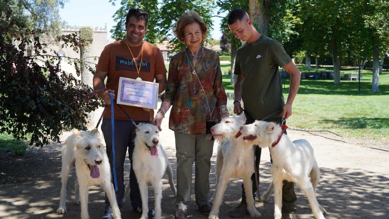 Reina Sofía junto a perros Valdueza