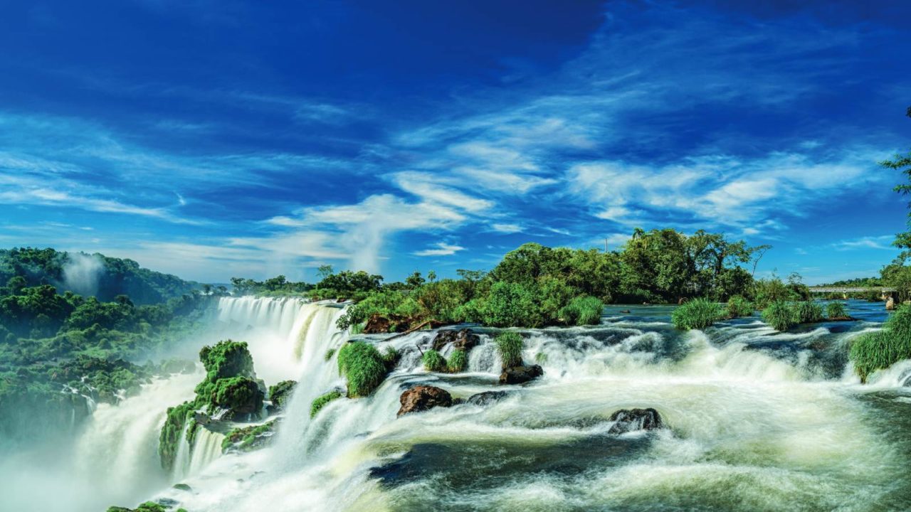 Tres de los programas llevan a las Cataratas de Iguazú (en la imagen), en una forma diferente de recorrer Sudamérica y con el "todo incluido" para no preocuparse por nada. 