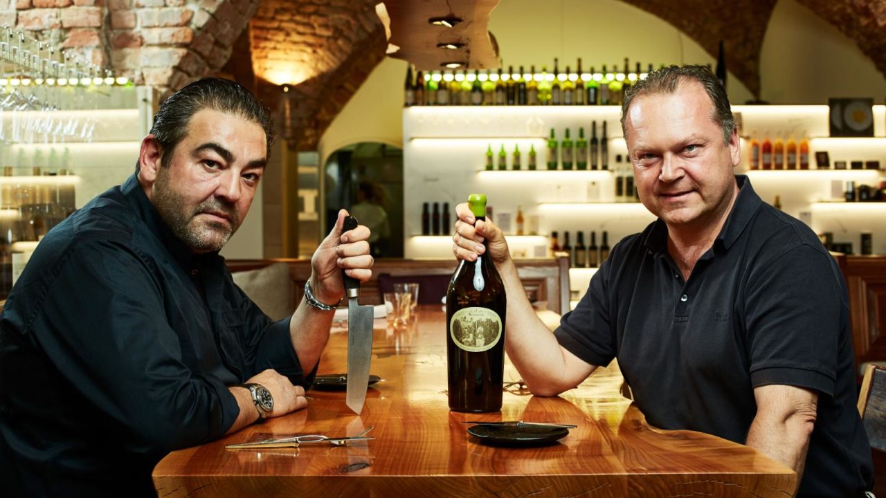 el chef Juan Amador, de origen español, chef del único restaurante tres estrellas Michelin de Austria. A la derecha, el viticultor Fritz Wieninger.
