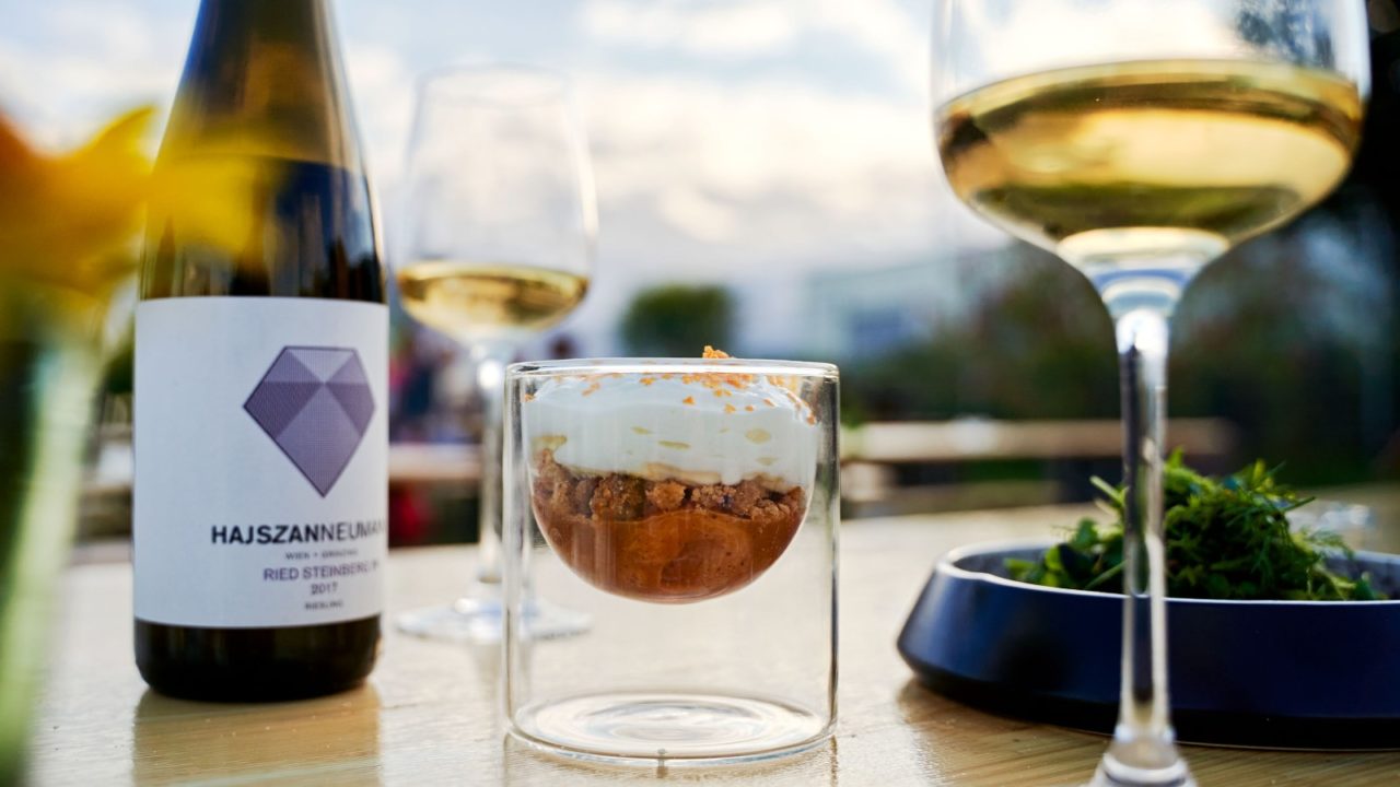 imagen de una botella de vino, una copa con vino y un postre en un vaso