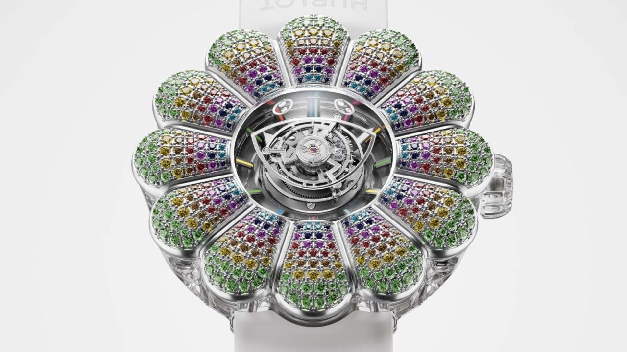 Inspirado en la flor margarita, los 12 pétalos que conforman la caja están adornados con 444 piedras preciosas de vistosos colores.